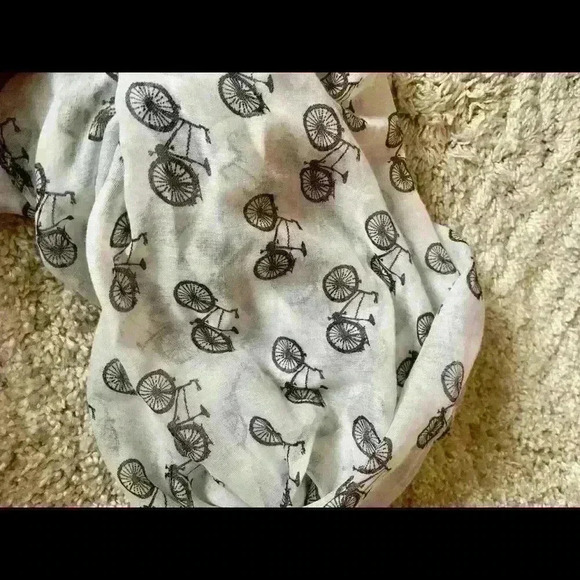 Bicycle black and white scarf - Picture 3 of 3